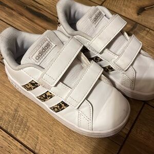 Adidas kids shoes in size 9k